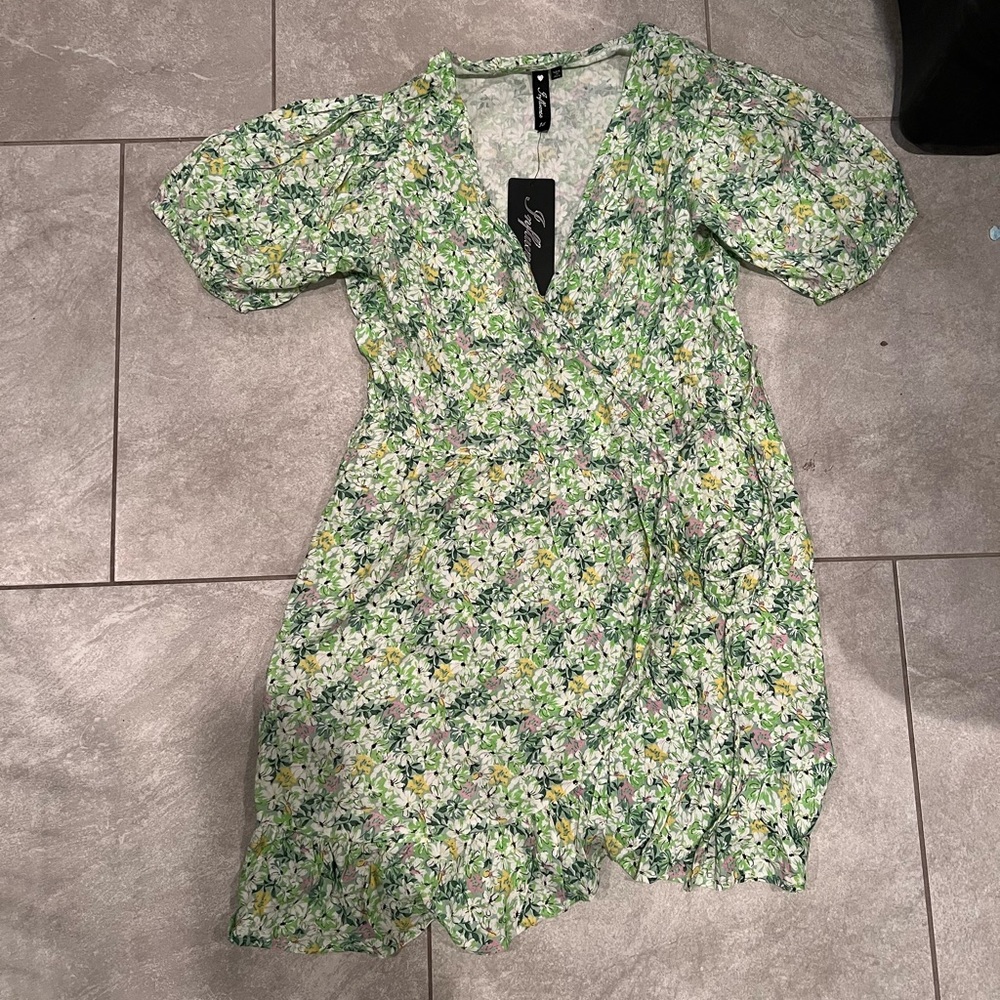NWT size US 10, UK14 green floral print wrap mini dress with puff sleeve